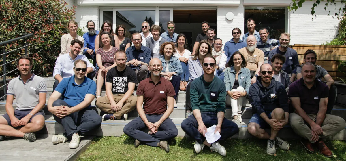 les membres du collectif assises sur une terrasse